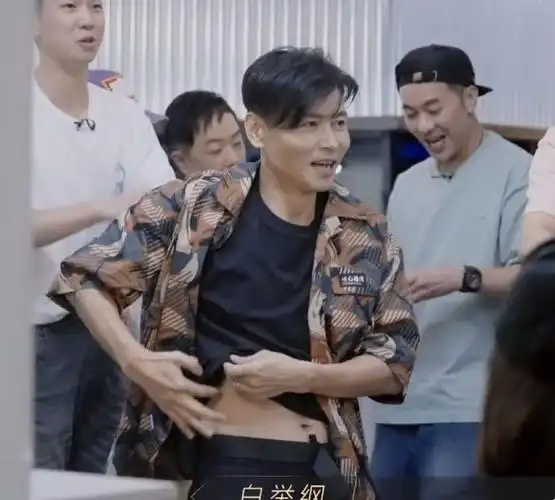 观隔壁半裸午夜帖有感所以张晋的腹肌去哪儿了啊