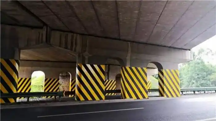 路沿石桥洞隔离墩反光漆一次成型-梅州反光漆-路虎交通