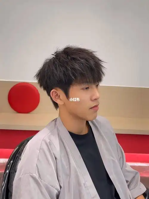 湛江烫发男生韩式小碎盖免打理的发型