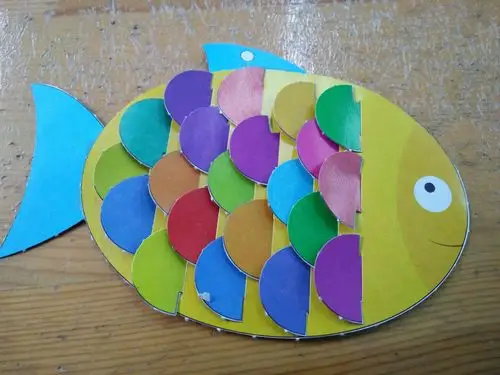 太极附属幼儿园大班手工制作――《七彩鱼》