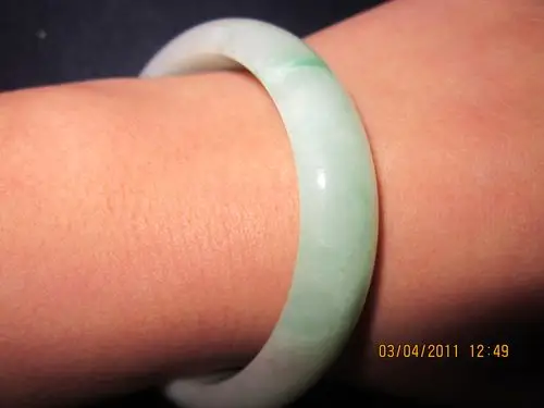 朋友花1000块买的玉镯子,求鉴定.