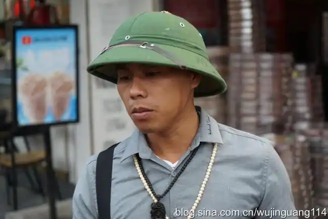 东兴口岸戴绿帽子的越南小贩(图)