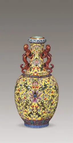 清乾隆 黄地珐琅彩蝠耳瓶