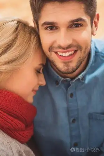 很恩爱的夫妻,在家里放松一下