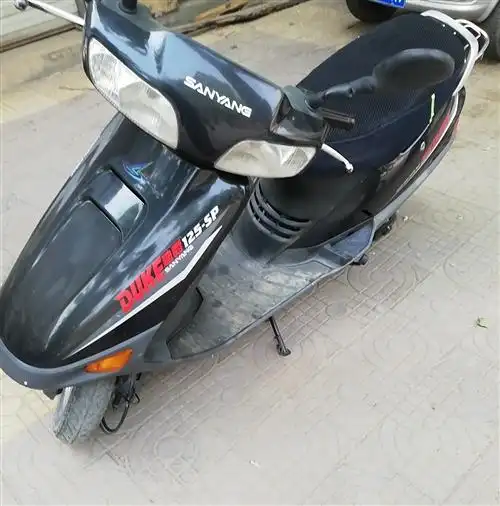 本田鹰仔100摩托车