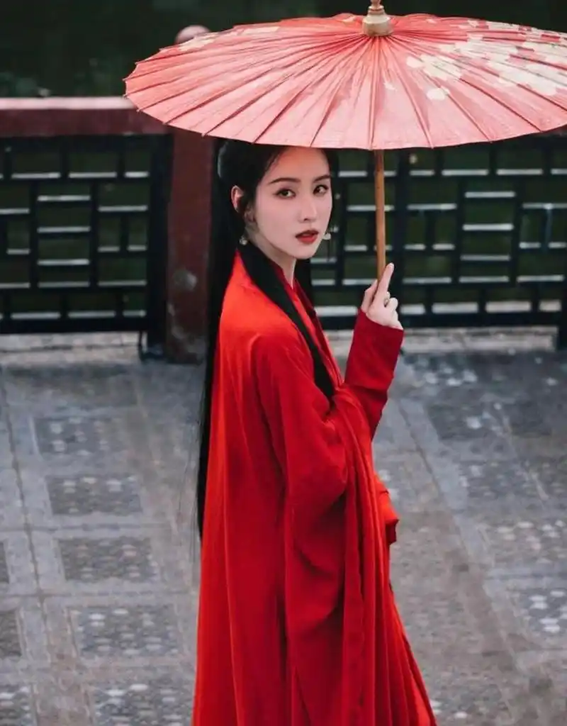 古典国风美人# #明星古风造型# 古典美人撑伞造型,你更喜欢哪个?