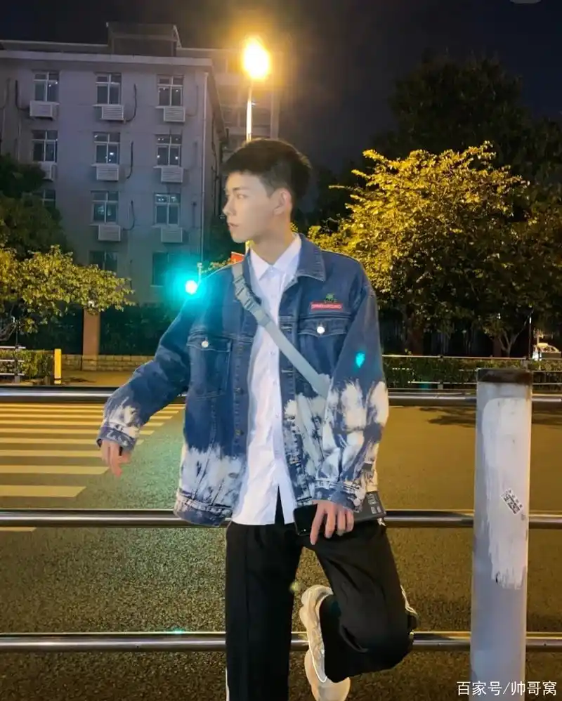 组图:夜色下的英俊美少年,白净的五官加上牛仔外套太显帅气了!
