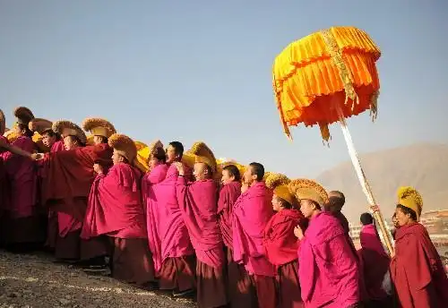 组图:甘肃拉卜楞寺举行盛大晒佛节 (3)