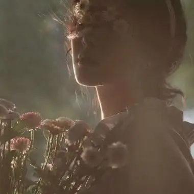 用花蒙住眼睛的女头,女生头像图片