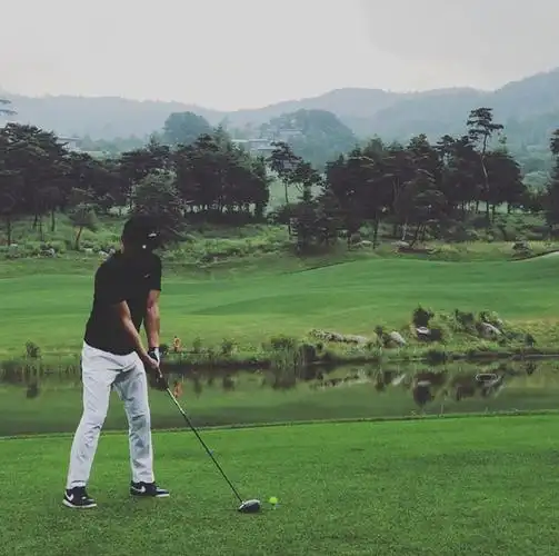 高尔夫王子再次上线 黄致列这次终于来到了户外打高尔夫!