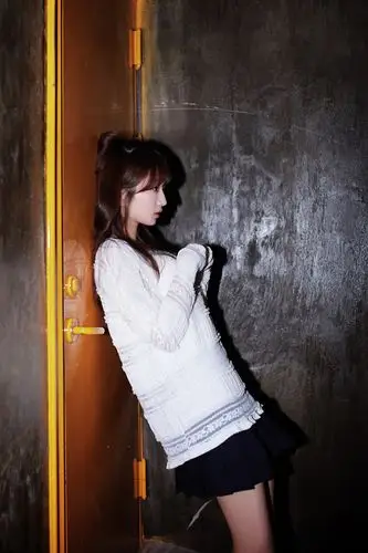 肩带滑落的极品性感绝色美女碎花透明喷血诱惑私房照图集