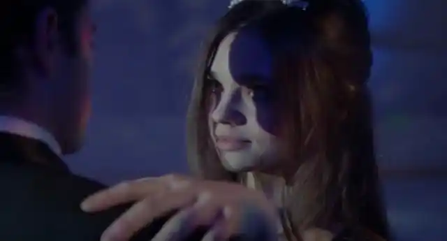 电影《镜中人》:女孩出生就被埋在雪里,化身镜中人疯狂复仇