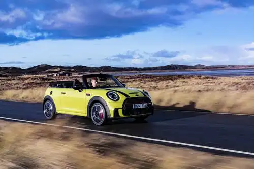 新一季minicabrio敞篷版靓色迎春