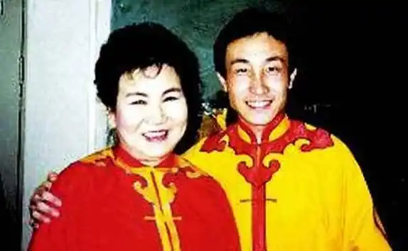 青年时失去了丈夫,中年又失去了女儿,可赵丽蓉却并没有被生活的不幸所