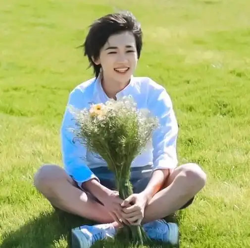 宋亚轩短裤小腿袜穿搭适配度太高脸跟腿不知道看哪一个了