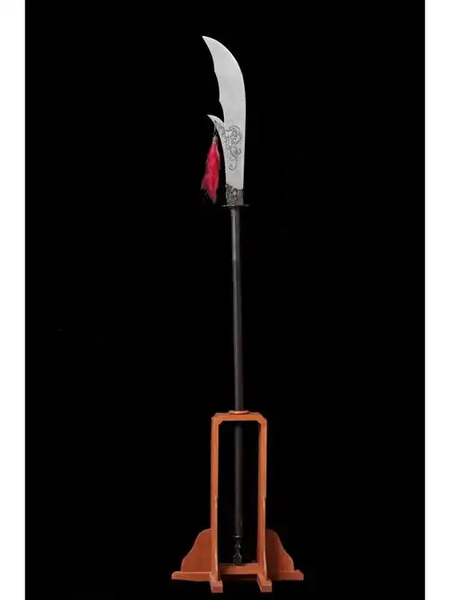 形如偃月,刀面有龙纹,因而又名"靑龙偃月刀"