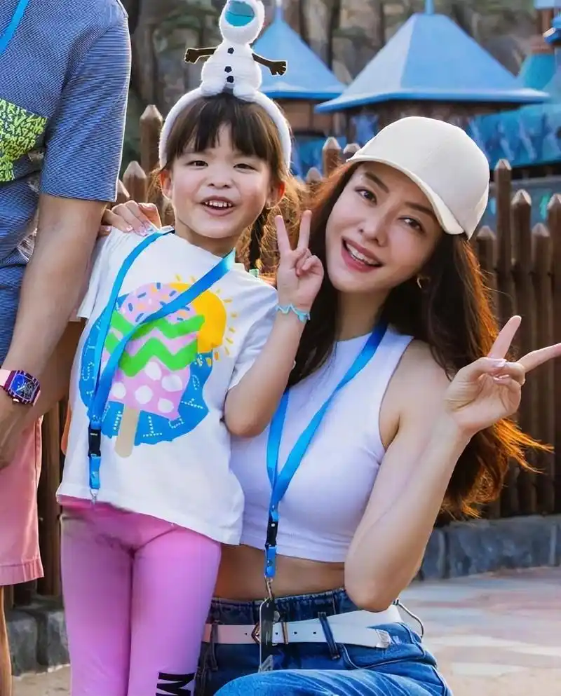 熊黛林全家出游,意外曝光真实身材 女星熊黛林在社交平台上晒出了一组