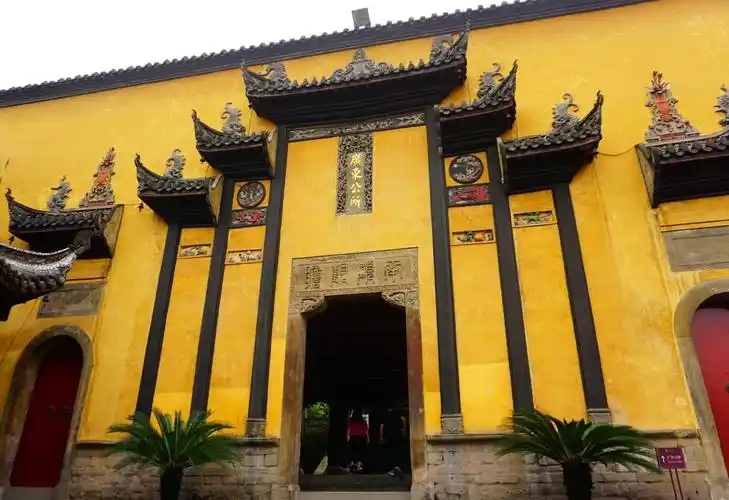 这个古会馆建筑黄黄的外墙与谢家大院的那种黄一样的鲜亮,远处看十分