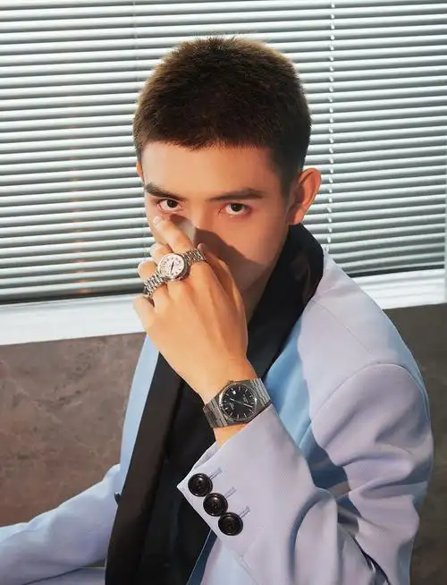 陈飞宇蓝黑西装造型矜贵绅士 半掩面部眼神犀利坚定寸头造型吸睛