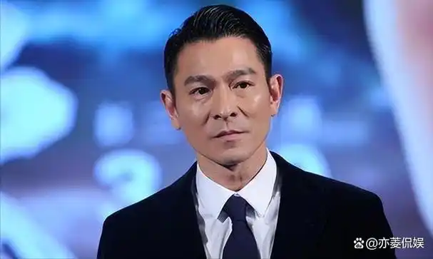 歌手潘美辰晒搞怪照,"满脸胡茬"认不出,如今50多岁仍未婚未育