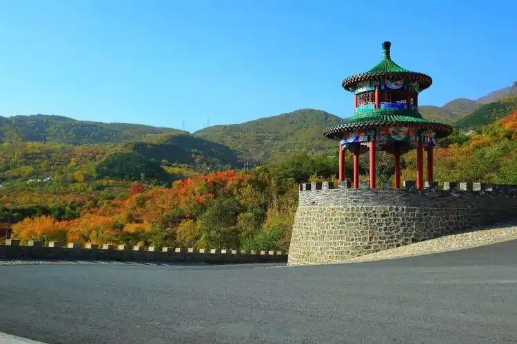 游览北京房山百花山风景区.