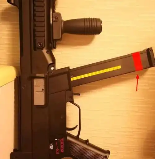 弹夹上绑胶带是一种增加换弹效果的方式,同时将两个弹夹绑在一起,当一