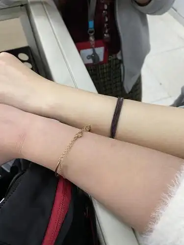 跟同事在自然白炽灯下手臂肤色对比,我是蜜桃皮还是橄榄皮