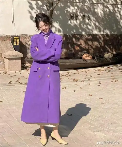 女人老了,尽量别穿黄色,紫色!多穿这3个颜色外套,显脸白年轻