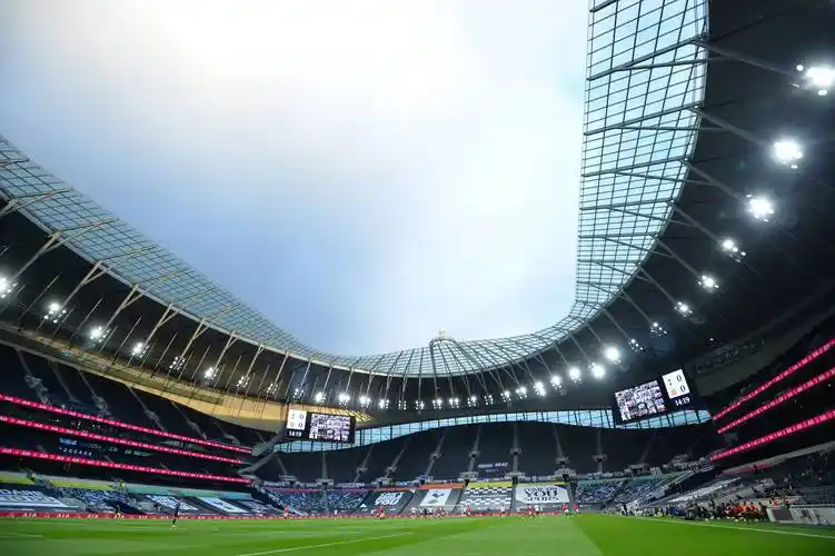 6月19日,托特纳姆热刺队与曼彻斯特联队在没有观众的球场比赛.