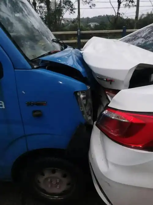 雨天路滑,武胜白坪发生一起车祸,三车连环撞在一堆