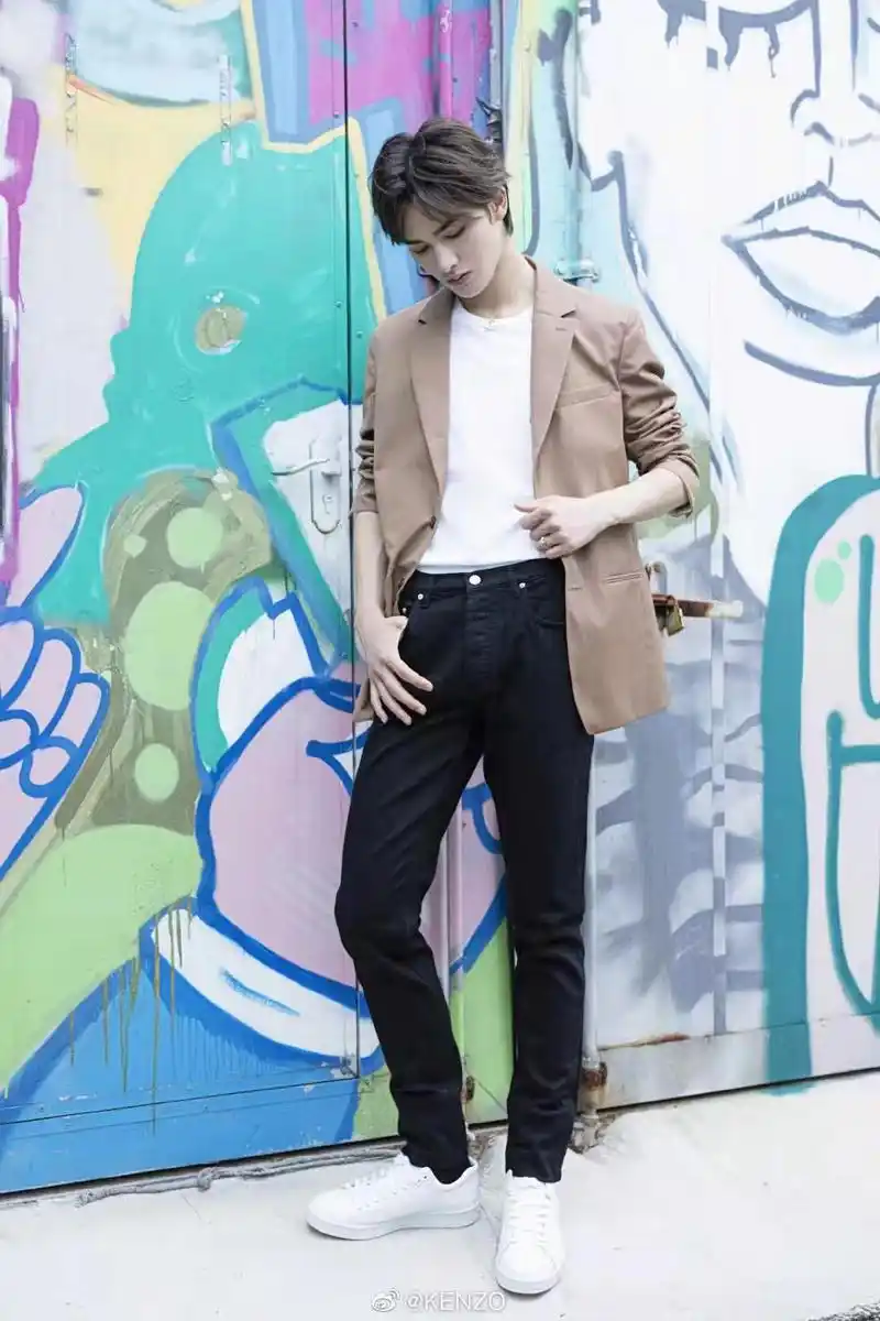 朱正廷南京活动早秋穿搭,驼色西装内搭白t,外加黑色牛仔裤小白鞋,尽显