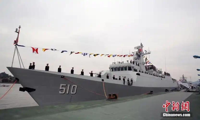 12月28日,海军新型护卫舰宁德舰入列命名授旗仪式在福建省厦门市某