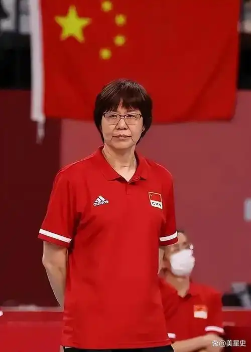 郎平换新发型堪比换脸!穿刺绣裙年轻10岁,64岁美出新高度