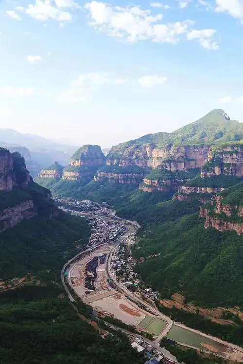 河南安阳太行山大峡谷,试胆石被游客逼上绝路:无奈拆除引众怒