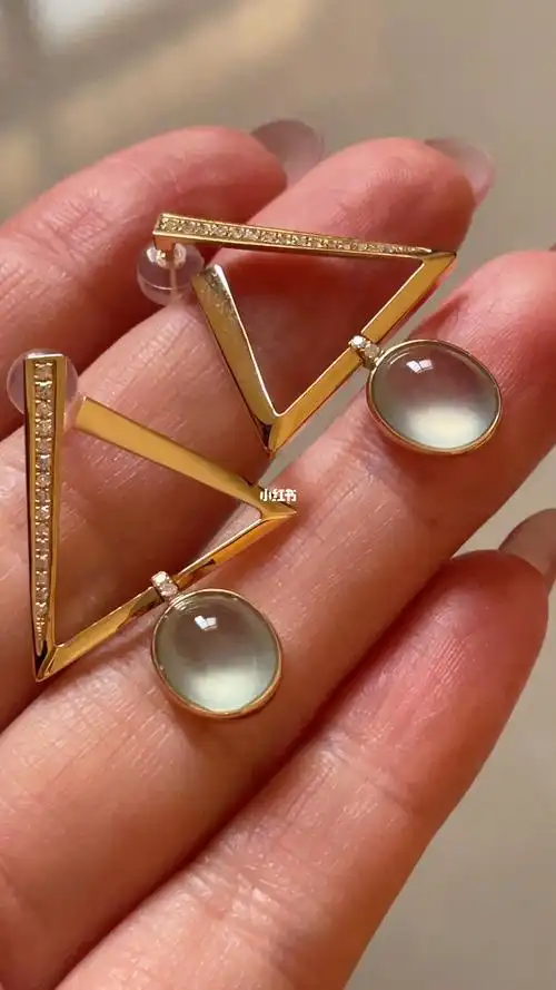 天然翡翠冰种蛋面耳环