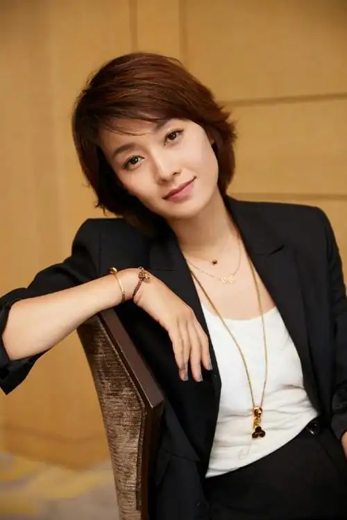 42岁马伊琍换新发型轻松get少女感一身干练搭配好气质真吸引人