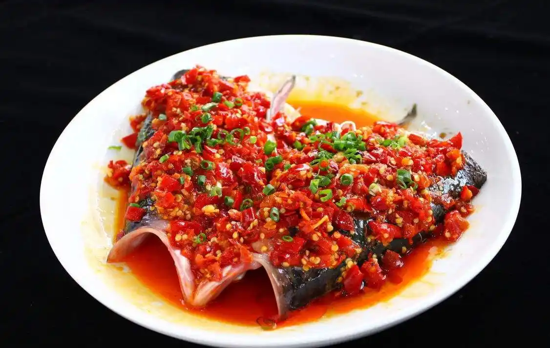 做剁椒鱼头时,记住这种做法,鱼头鲜美无腥味,老人小孩都能吃