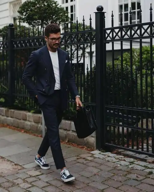 蓝色西装造型很单调打破传统风格搭配运动鞋造型就很时髦