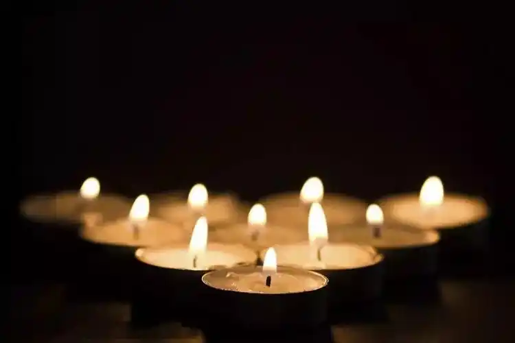 官兵,群众聚集在一起,举行追悼仪式,表达对英烈的沉痛悼念和无尽哀思