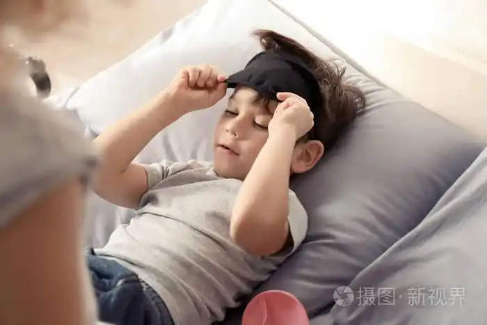 可爱的小男孩早上醒来