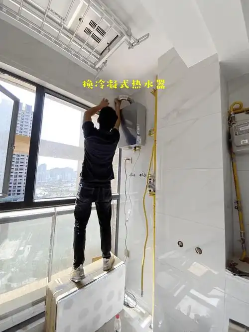 燃气热水器排烟管,除了以上这位网友家在安装时会贴近燃气管的情况,有