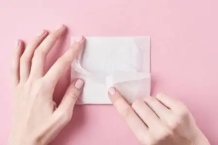 穿蓝色连衣裙帽子的女人的肖像,拿着卫生巾,女性月经日历,检查粉红色