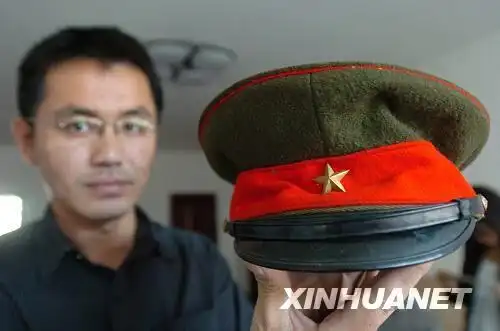 9月17日,王锦思展示日本关东军的军帽. 邵守志 摄