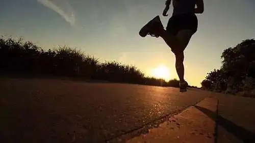 年入百万的高富帅,拥有8块腹肌,但大多时候都是在马路上跑步!
