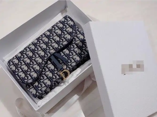 林峯女友张馨月提前庆生 晒奢侈品礼物对镜头比心