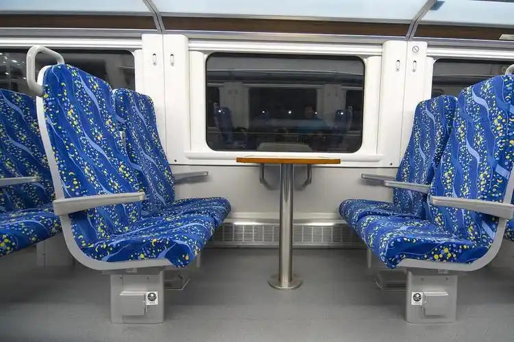 20小时火车硬座:挑战与温情并存