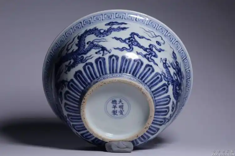 明代大明宣德年制青花云龙花卉纹碗