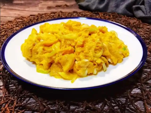 炒鸡蛋很多人都做不好,学会下面这技巧,鸡蛋蓬松好吃