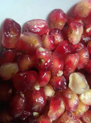 懂的朋友帮忙看下石榴籽成这样,上面有些发黄的褶皱,还能吃么?