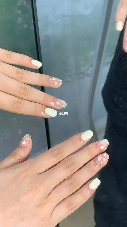 爱心奶白简约甜美短款美甲